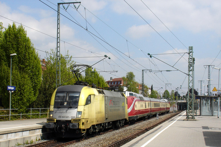 ES 64 U2-006, VT 11 5008, VM 11 5203, VM 11 5122 und 602 003 mit DLr 93025 bei km 15,6 (April 2011)