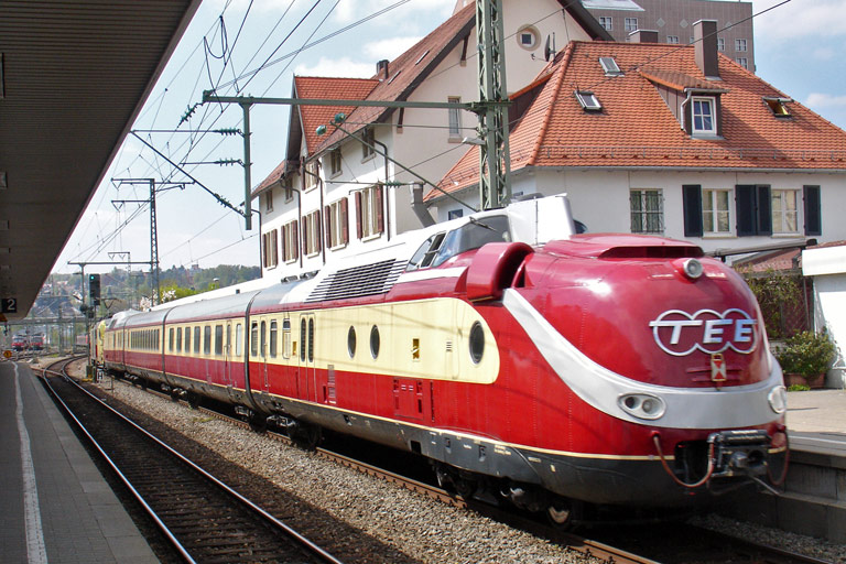 ES 64 U2-006, VT 11 5008, VM 11 5203, VM 11 5122 und 602 003 mit DLr 93025 bei km 15,6 (April 2011)