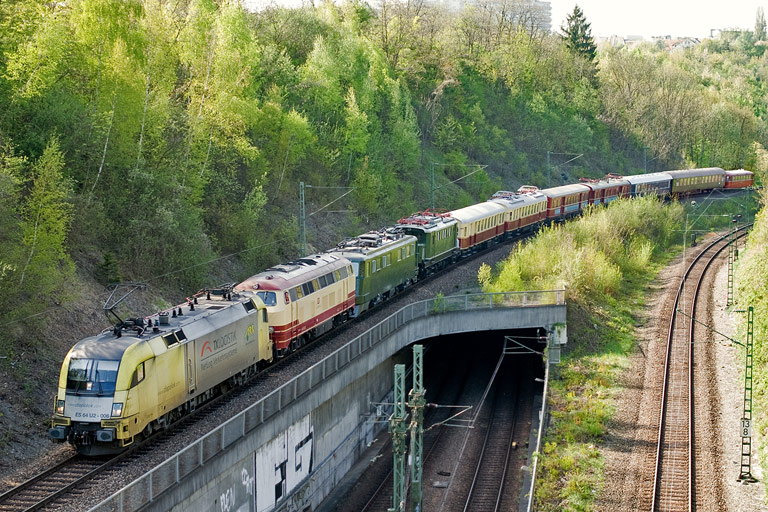 ES 64 U2-006 mit DLr 93731 bei km 13,8 (April 2011)