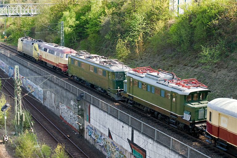 ES 64 U2-006, 217 001, Ae6/6 11401, 144 084 und 885 615/485 007 bei km 14,0 (April 2011)