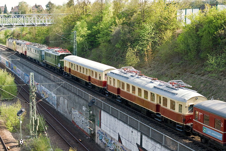 ES 64 U2-006, 217 001, Ae6/6 11401, 144 084 und 885 615/485 007 bei km 14,0 (April 2011)