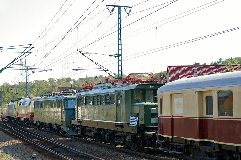 ES 64 U2-006, 217 001, Ae6/6 11401 und 144 084 bei km 16,8 (April 2011)