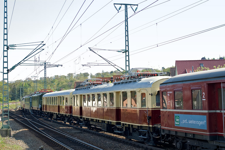 ES 64 U2-006, 217 001, Ae6/6 11401, 144 084 und 885 615/485 007 bei km 16,8 (April 2011)