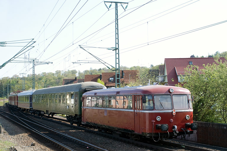 798 623 mit DLr 93731 bei km 16,8 (April 2011)