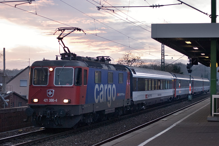 SBB 421 386 mit DLr 326 bei km 16,8 (November 2011)