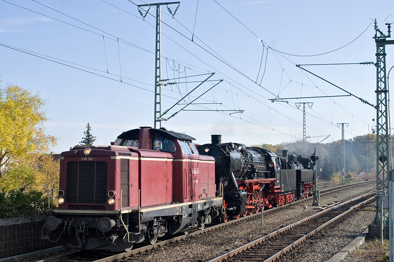 V100 1041, 50 2988 und 93 1360 als DbZ 94137 bei km 16,8 (Oktober 2011)