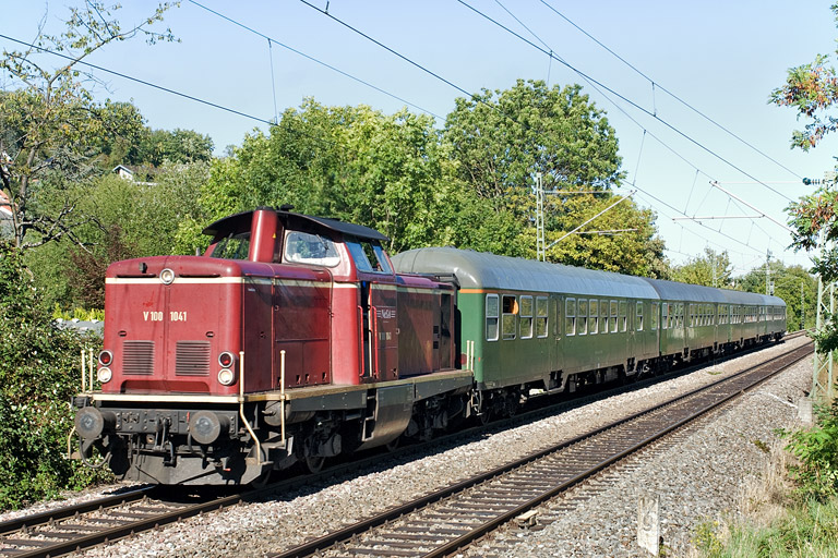 V100 1041 mit Dlr 93063 bei km 12,8 (September 2011)