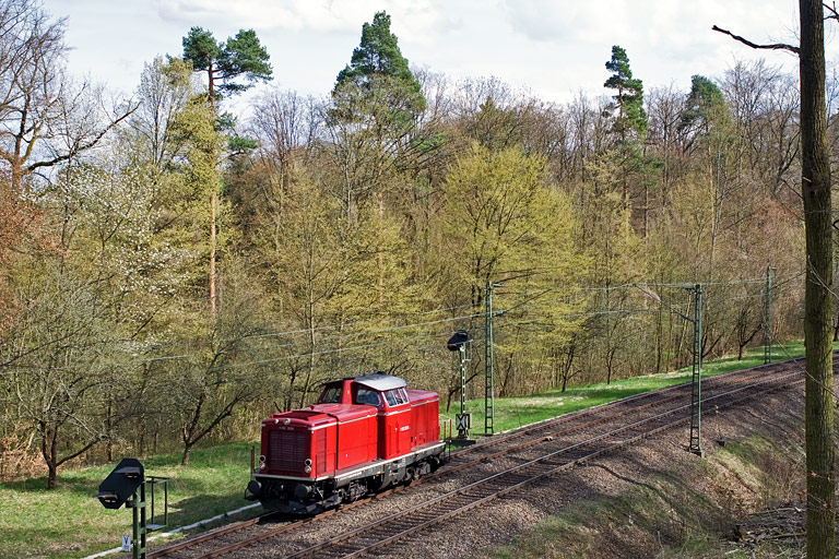 V100 2009 (ex-DB 212 009) bei km 11,8 (April 2011)