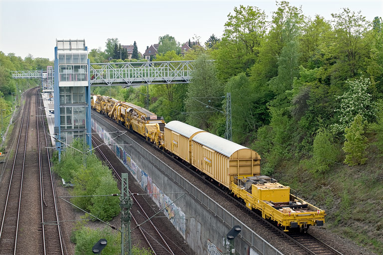 Wiebe 320 001 mit DBV 82388 bei km 14,0 (April 2011)