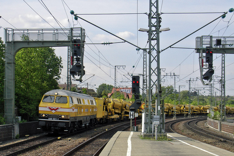 Wiebe 320 001 mit DBV 82388 bei km 16,6 (April 2011)