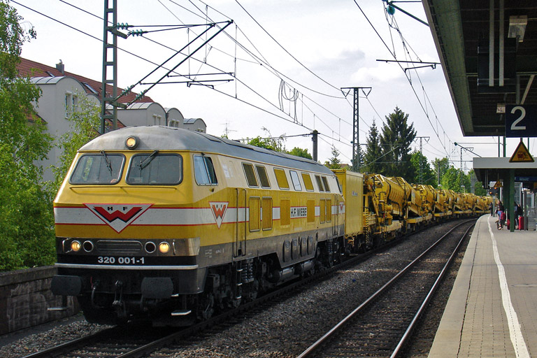 Wiebe 320 001 mit DBV 82388 bei km 16,8 (April 2011)