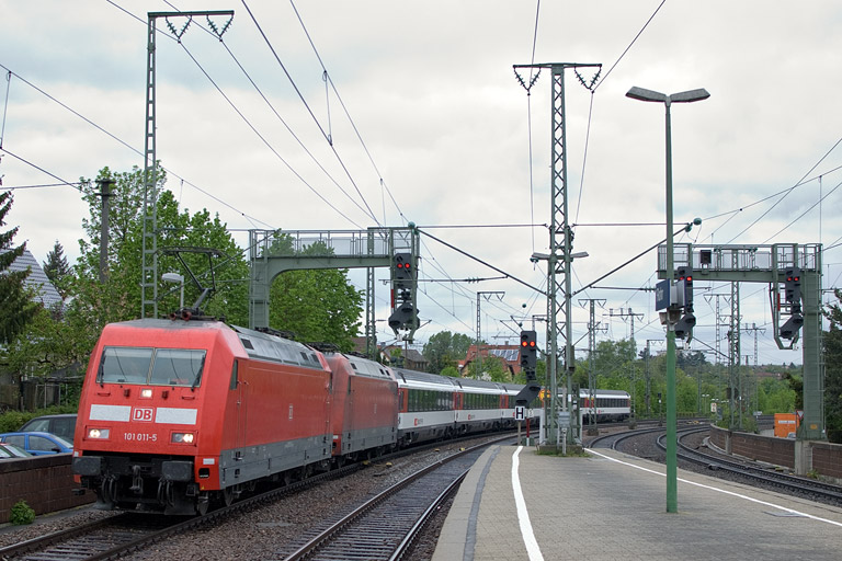 101 011 und 101 041 mit IC 183 bei km 16,6 (Mai 2012)