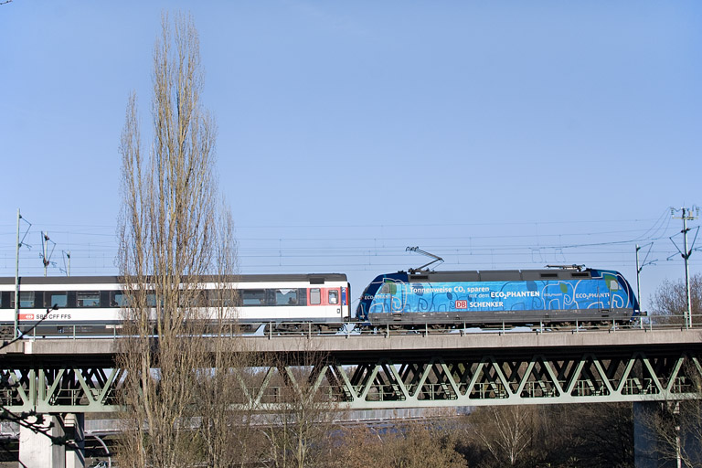 101 042 mit IC 283 bei km 14,6 (April 2012)