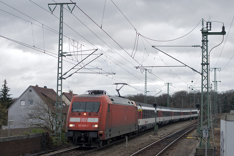101 053 mit IC 280 bei km 16,8 (Januar 2012)