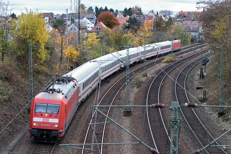 101 075 mit IC 1682 bei km 14,6 (November 2012)