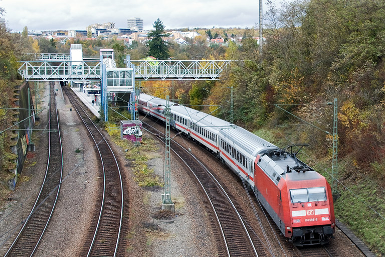101 098 mit IC 1682 bei km 14,4 (November 2012)