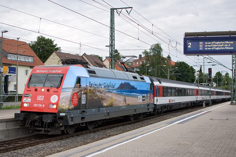 101 118 mit IC 285 bei km 15,6 (Juli 2012)