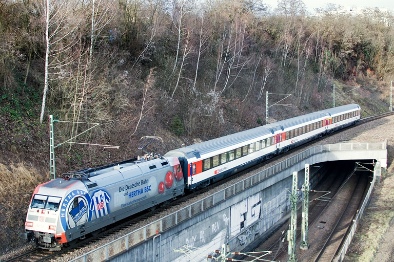 101 144 mit IC 183 bei km 13,8 (Dezember 2012)