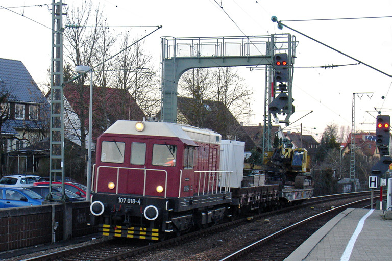 107 018 bei km 16,6 (Januar 2012)