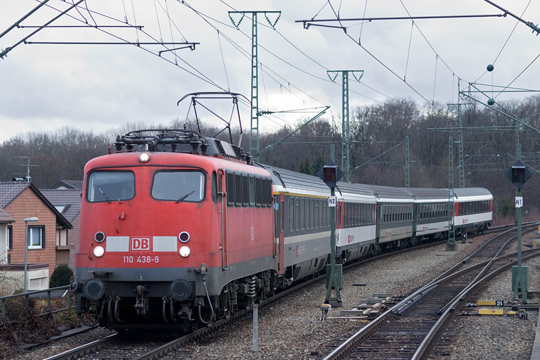 110 438 mit IC 186 bei km 16,8 (Februar 2012)