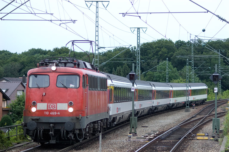 110 469 mit IC 182 bei km 16,8 (Juli 2012)