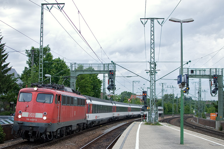 110 469 mit IC 285 bei km 16,6 (Juni 2012)