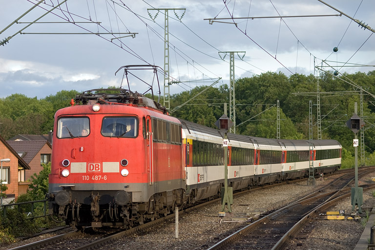 110 487 mit IC 182 bei km 16,8 (Mai 2012)