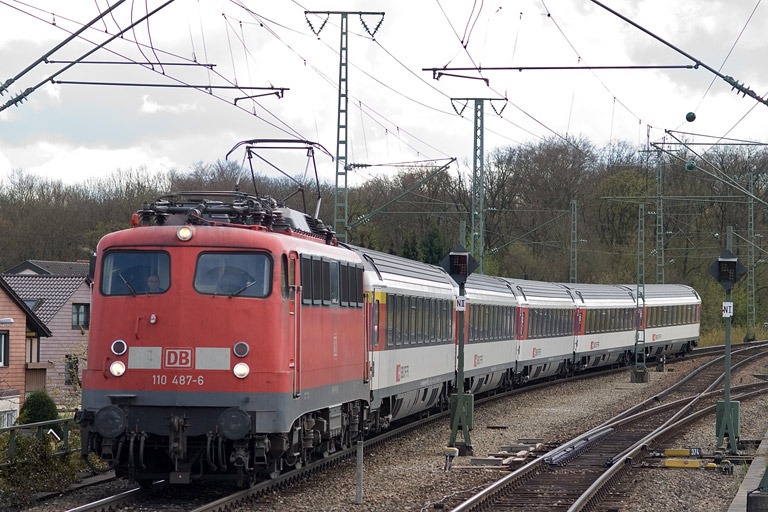 110 487 mit IC 280 bei km 16,8 (April 2012)
