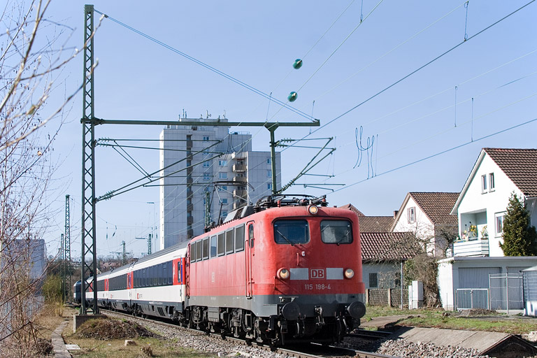 115 198 mit IC 281 bei km 8,6 (April 2012)