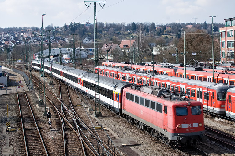 115 198 mit IC 282 bei km 16,0 (M&auml;rz 2012)
