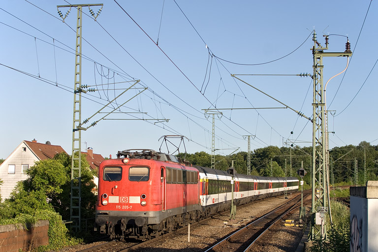 115 205 mit IC 182 bei km 16,8 (Juni 2012)