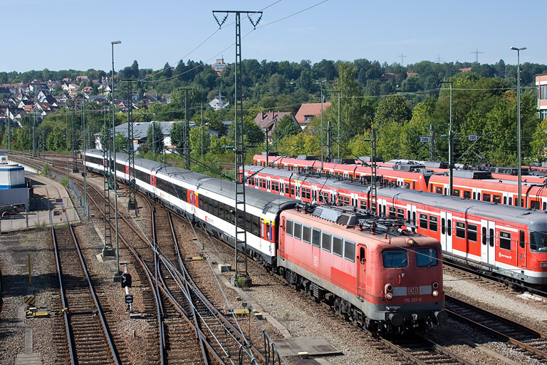 115 261 mit IC 282 bei km 16,0 (September 2012)