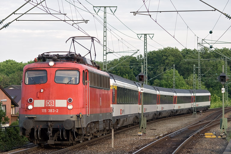 115 383 mit IC 182 bei km 16,8 (Mai 2012)