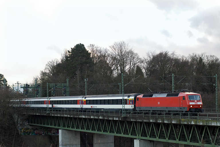 120 149 mit IC 186 bei km 14,6 (Dezember 2012)