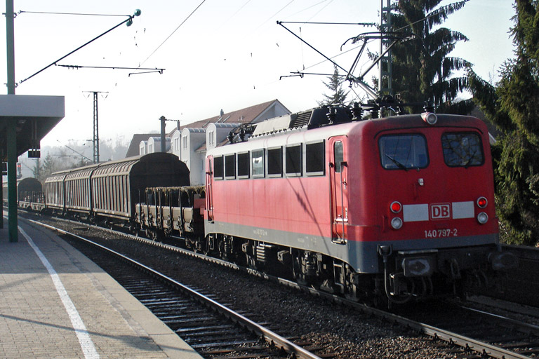 140 797 mit EZ 44689 bei km 16,8 (M&auml;rz 2012)