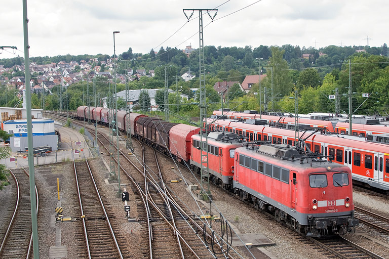 140 850 und 140 810 mit EZ 44696 bei km 16,0 (August 2012)
