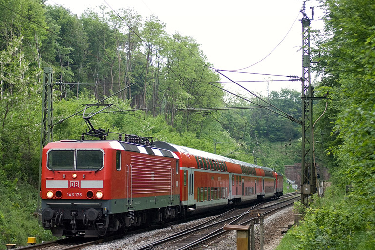 143 176 mit RE 19045 bei km 18,0 (Mai 2012)