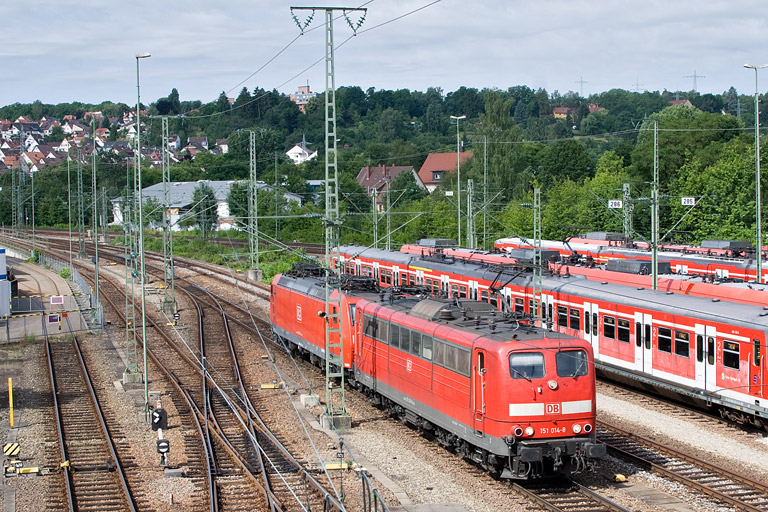 151 014 und 185 105 bei km 16,0 (Juni 2012)