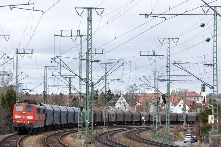 151 046 mit GM 49225 bei km 16,6 (Februar 2012)