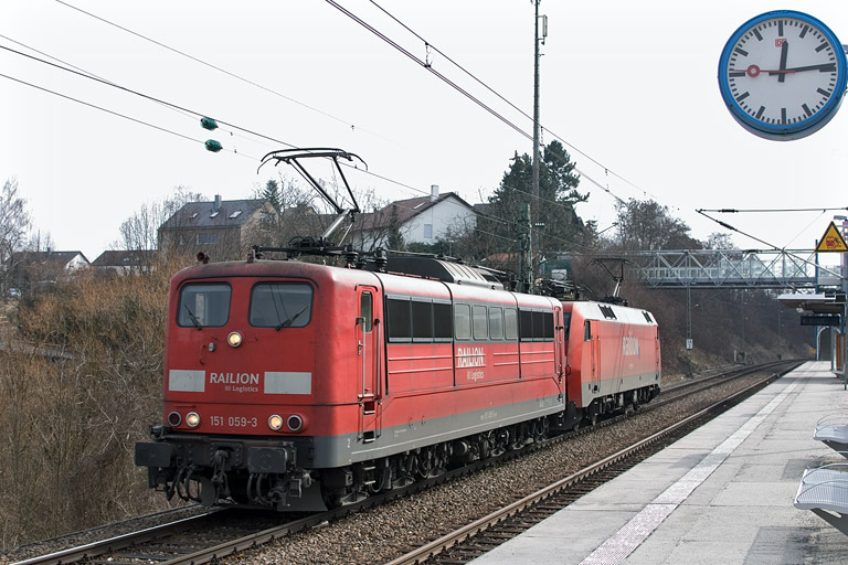 151 059 und 152 091 als EZ 56180 bei km 14,2 (M&auml;rz 2012)