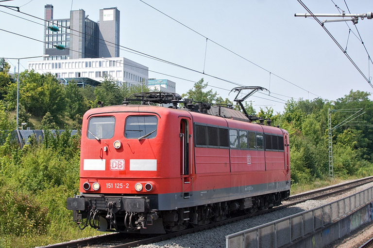 151 125 als T 67222 bei km 14,2 (Juli 2012)