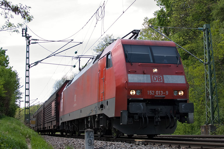 152 013 mit EK 56180 bei km 13,0 (Mai 2012)