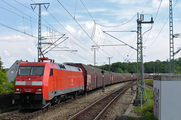 152 026 mit GA 60082 bei km 16,8 (Mai 2012)