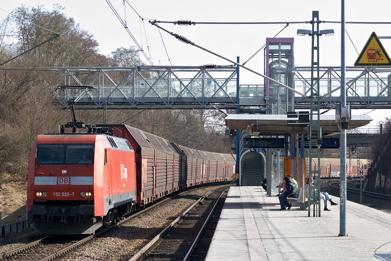 152 028 mit EK 56180 bei km 14,2 (M&auml;rz 2012)