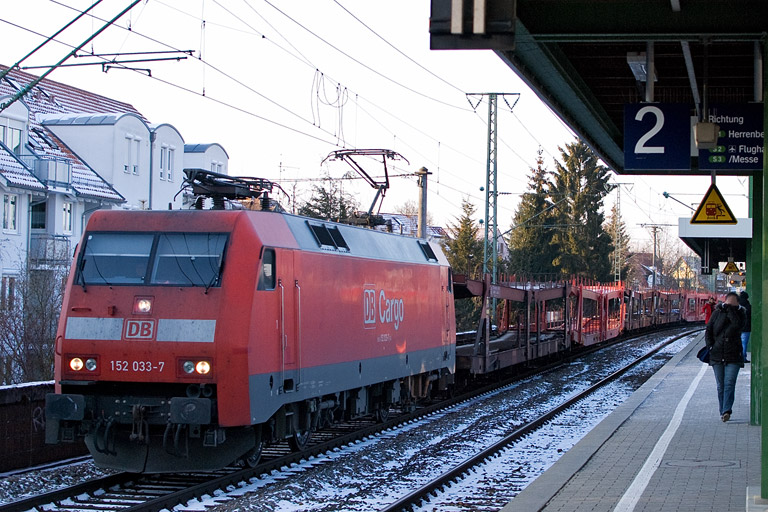 152 033 mit EK 56167 bei km 16,8 (Februar 2012)