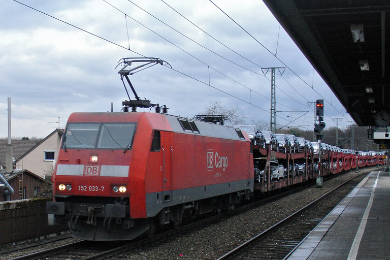 152 033 mit GA 60082 bei km 16,8 (Januar 2012)