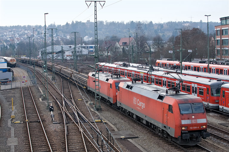 152 039 und 152 042 mit GB 62479 bei km 16,0 (M&auml;rz 2012)
