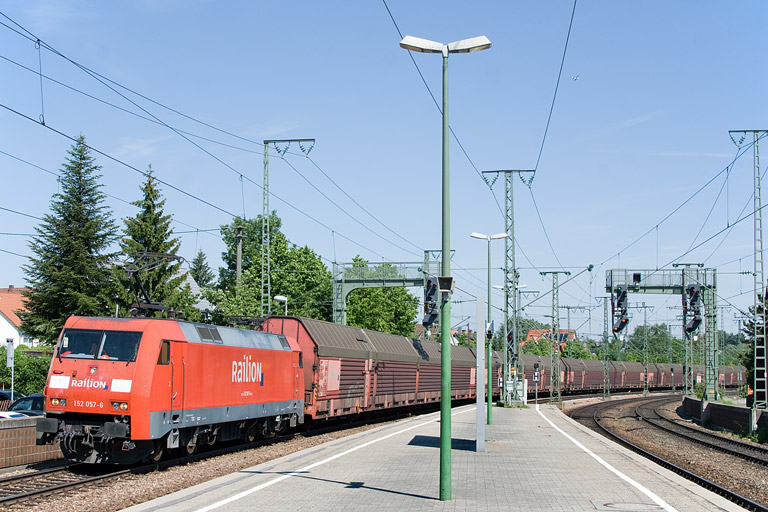 152 057 mit EK 56165 bei km 16,6 (Mai 2012)
