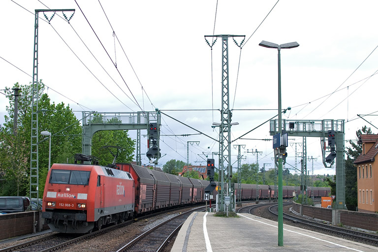 152 068 mit EK 56165 bei km 16,6 (Mai 2012)