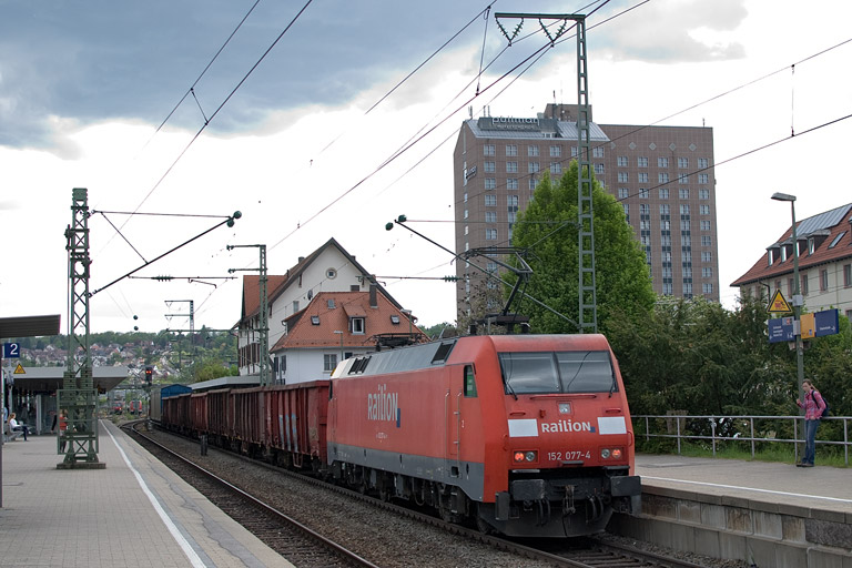 152 077 mit EK 56173 bei km 15,6 (Mai 2012)